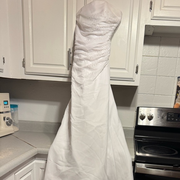 David's Bridal Dresses & Skirts - David's Bridal White ruched Strapless Beaded Wedding Dress size 10